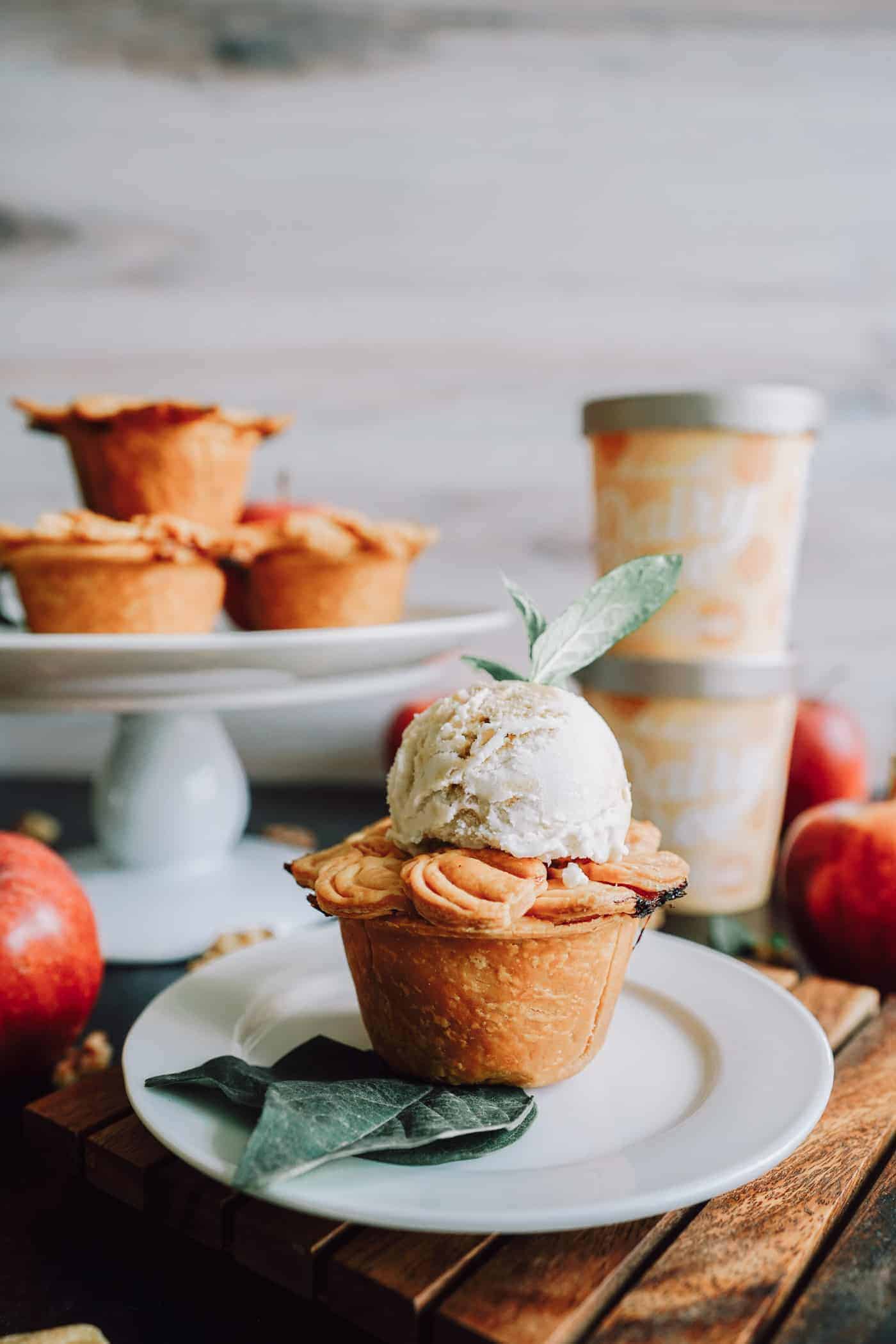 A Lily Love Affair shares a mini vegan apple pie recipe topped with vegan ice cream
