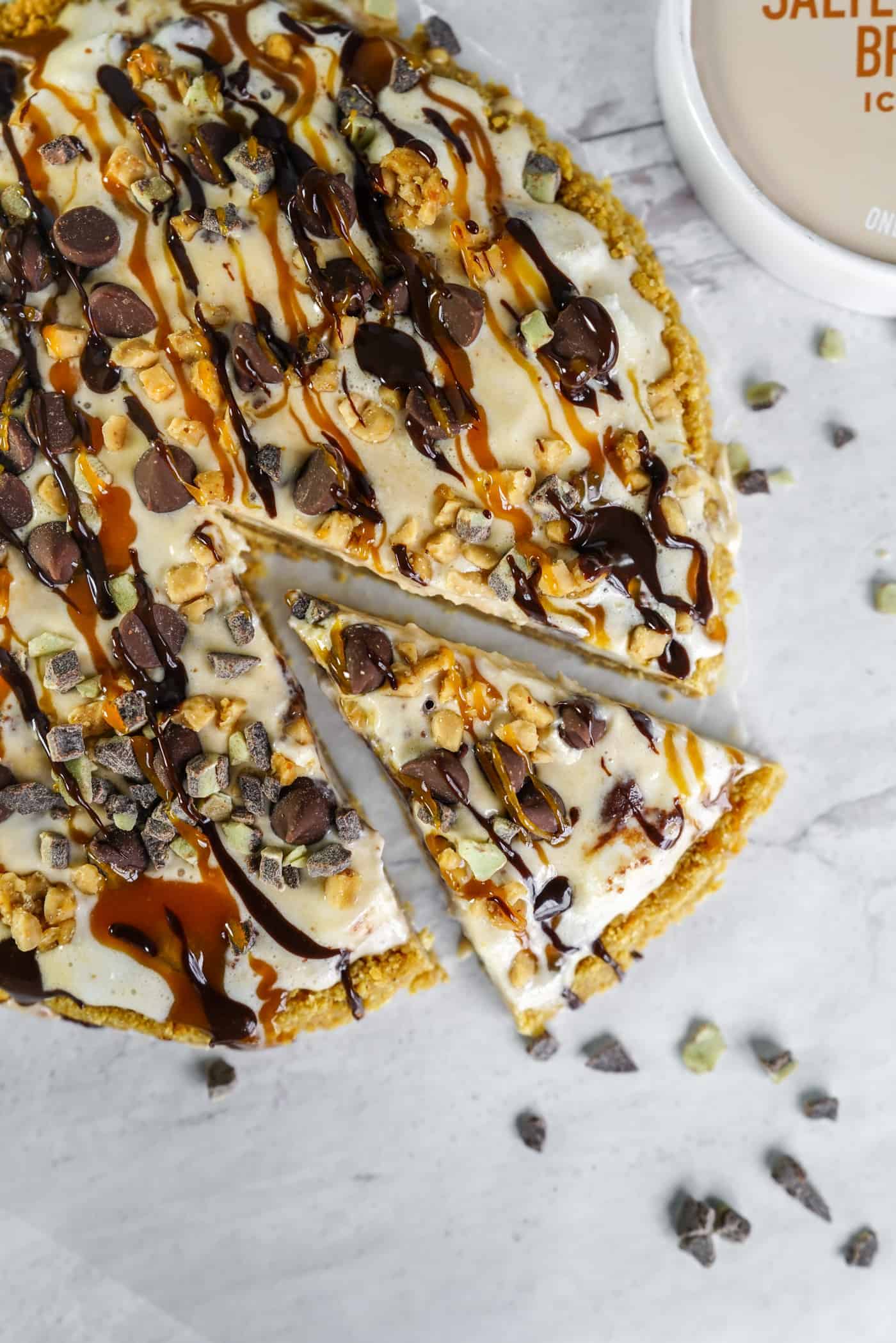 A Lily Love Affair shares a recipe for ice cream pizza topped with Hudsonville Ice Cream and chocolate chips